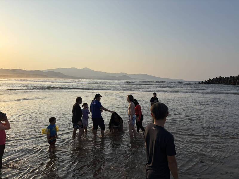 新北市貢寮區福隆海水浴場東興宮前沙灘，今天下午發生外籍遊客被海浪捲走意外。（記者林嘉東翻攝）