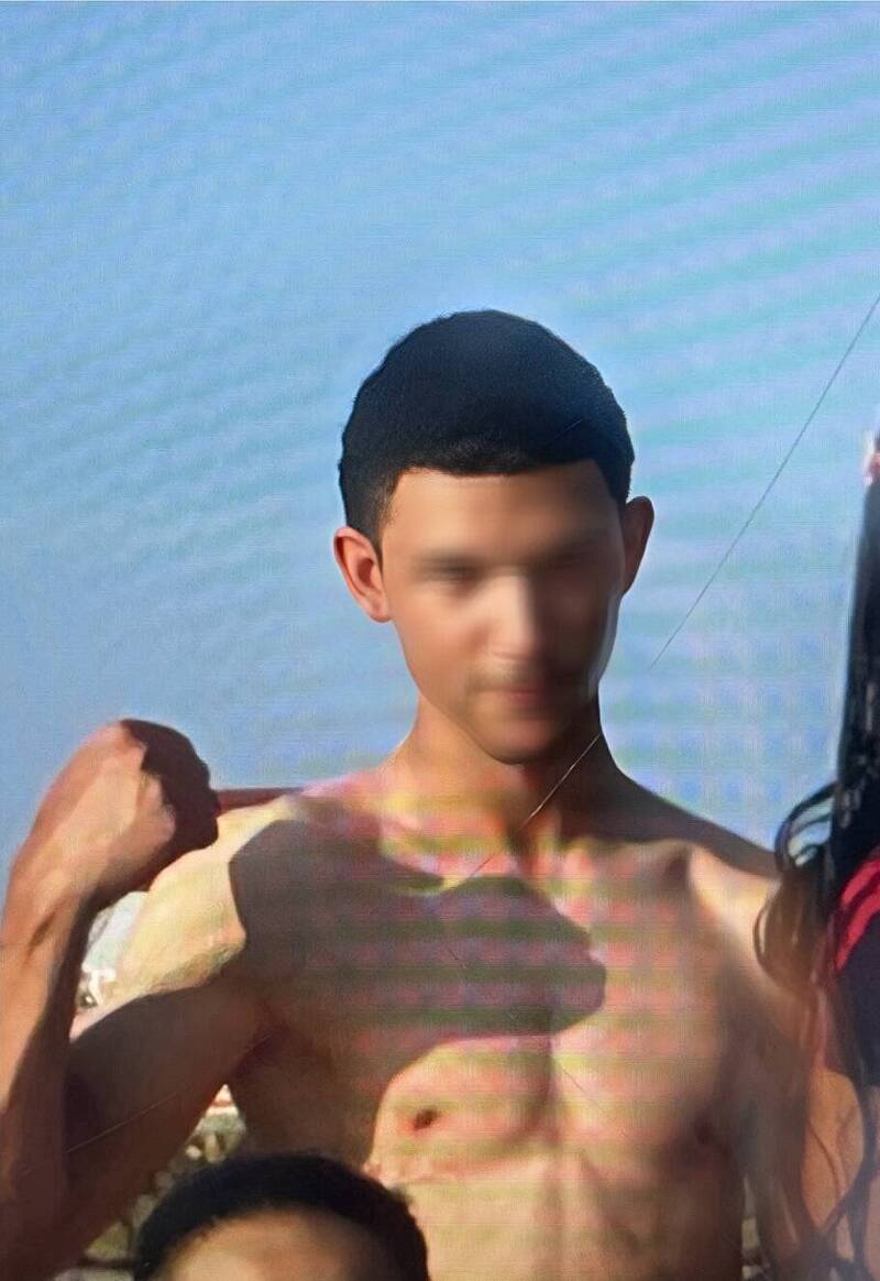 20歲美籍男子Dere在福隆海水浴場東興宮前海域戲水時，不慎遭大浪捲走生死未卜。（記者林嘉東翻攝）