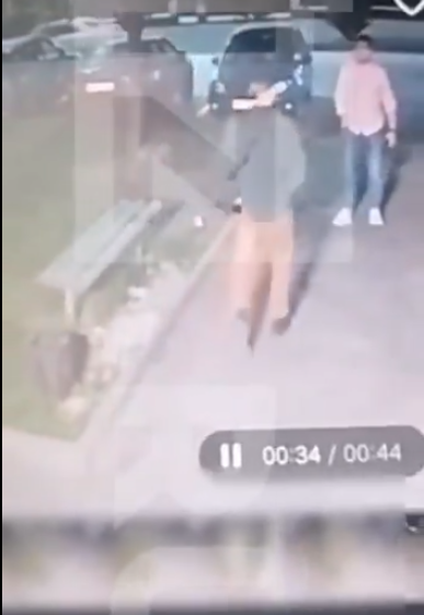 爆炸发生在契可夫街一处住宅前,从现场监视器画面可见,一名男子走近古尔齐耶夫后不久便发生巨大爆炸。 (提取自X @victoriaslog)
