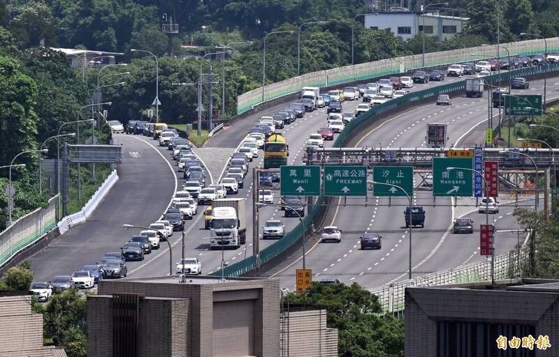 今天是端午連假第1天,國道5號上午湧現返鄉、出遊車潮,南港系統往宜蘭方向車流壅塞,車陣綿延。(記者廖振輝攝) 今天是端午連假第1天,國道5號上午湧現返鄉、出遊車潮,南港系統往宜蘭方向車流壅塞,車陣綿延。(記者廖振輝攝)