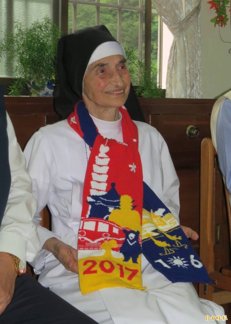 姆姆趙秀容2017年領台灣身分證時，開心圍上國旗圍巾。（資料照）