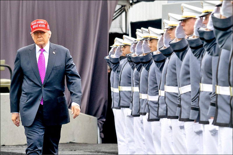 美國總統川普在關稅戰上反覆無常朝令夕改，被媒體酸是臨陣脫逃軟腳蝦，就連華爾街交易員與投資人都認同此看法。圖為川普廿四日出席美國西點軍校畢業典禮。（法新社）