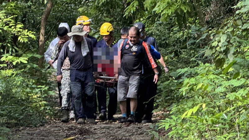 單車男上柴山步道倒地命危，警消CPR搶救運下山送醫。（民眾提供）