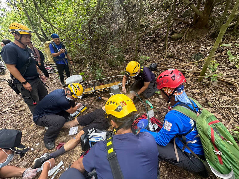 單車男上柴山步道倒地命危，警消CPR搶救運下山送醫急救。（民眾提供）
