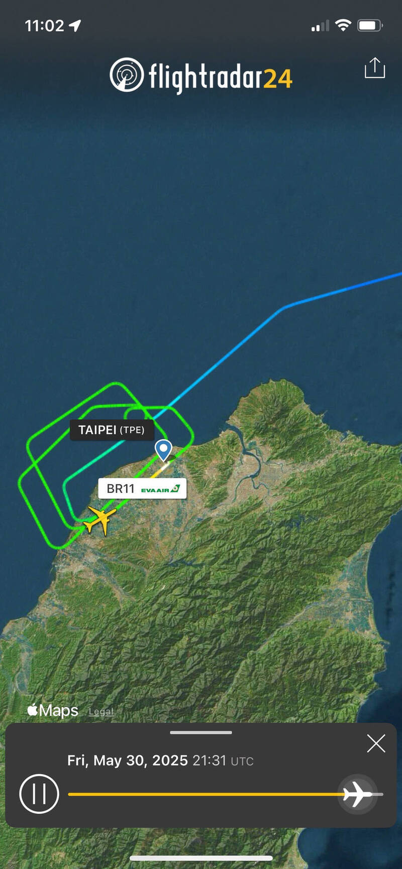 圖為BR11在機場盤旋軌跡。(翻攝自Flightradar 24) 圖為BR11在機場盤旋軌跡。(翻攝自Flightradar 24)