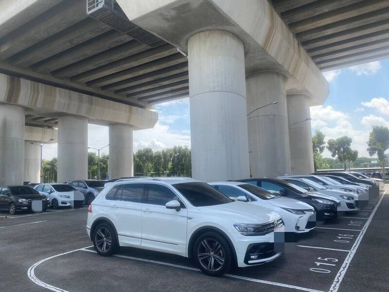 警方與運將在近10處停車場找車。（讀者提供）