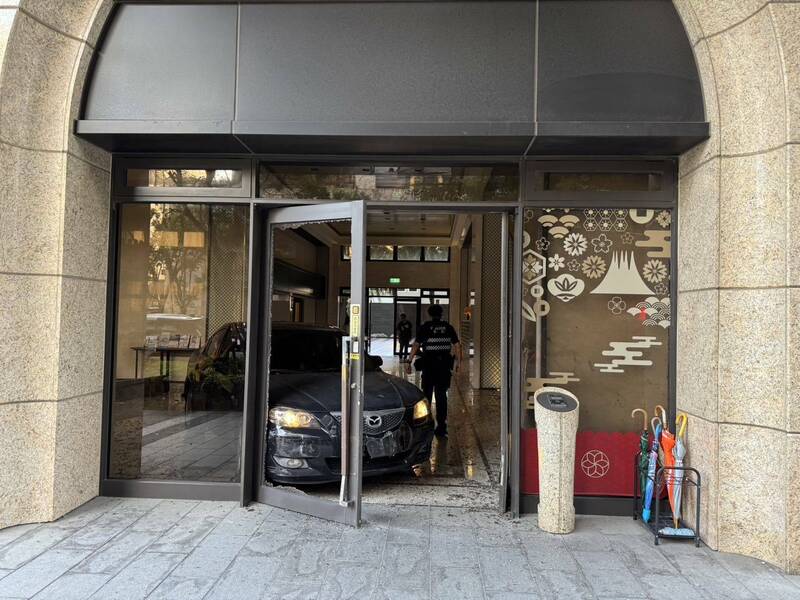 郭姓男子不滿社區警衛不在座位上，竟開車衝撞社區大廳警衛櫃台。（警方提供）
