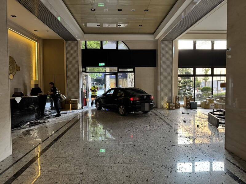 郭姓男子不滿社區警衛不在座位上，竟開車衝撞社區大廳警衛櫃台。（警方提供）