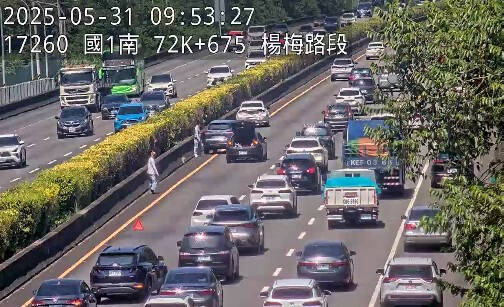 今天上午9時53分國1南向73公里處發生3輛小客車追撞事故。(高公局提供) 今天上午9時53分國1南向73公里處發生3輛小客車追撞事故。(高公局提供)