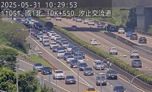 今天上午10時29分國1北向11.1公里處發生2輛小客車追撞事故。(高公局提供) 今天上午10時29分國1北向11.1公里處發生2輛小客車追撞事故。(高公局提供)