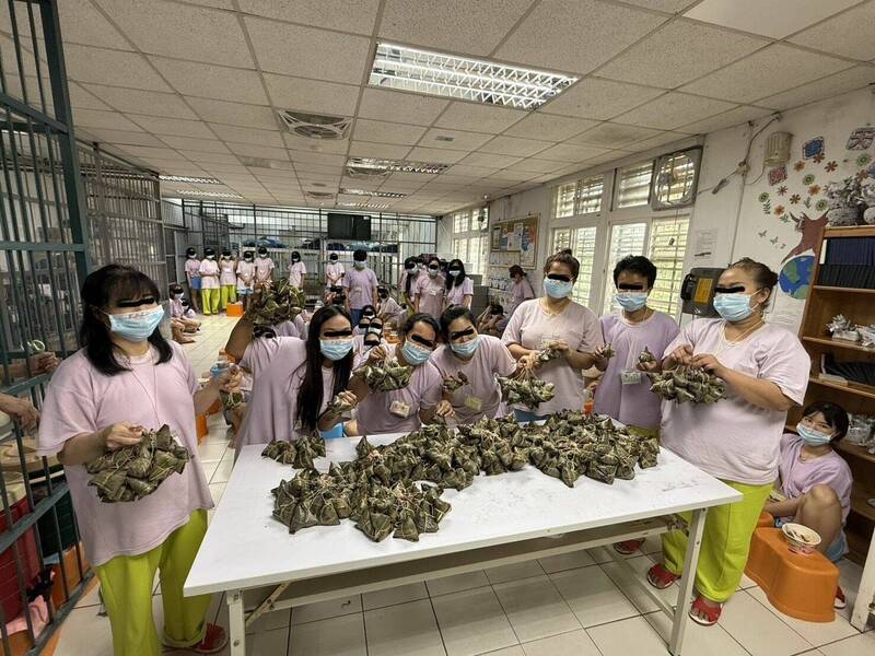 移民署北區事務大隊台北收容所於端午節前夕舉辦「粽香傳情.共融端午」文化活動,並邀越南、泰國、印尼及菲律賓等國的收容人一同參與包粽體驗與文化交流。(記者劉詠韻翻攝) 移民署北區事務大隊台北收容所於端午節前夕舉辦「粽香傳情.共融端午」文化活動,並邀越南、泰國、印尼及菲律賓等國的收容人一同參與包粽體驗與文化交流。(記者劉詠韻翻攝)