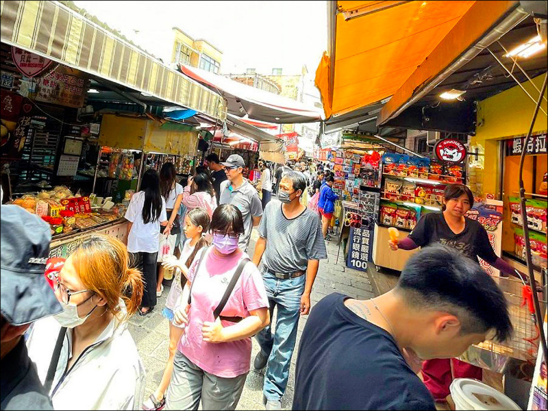 端午連假首日,安平老街滿滿參觀購物採買人潮。(台南市政府提供) 端午連假首日,安平老街滿滿參觀購物採買人潮。(台南市政府提供)