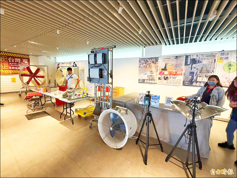 雲林養豬讀書會30、31日在麥寮社教園區舉辦養豬畜牧專業展,50家專業廠商展示現代化養豬設備。(記者李文德攝) 雲林養豬讀書會30、31日在麥寮社教園區舉辦養豬畜牧專業展,50家專業廠商展示現代化養豬設備。(記者李文德攝)