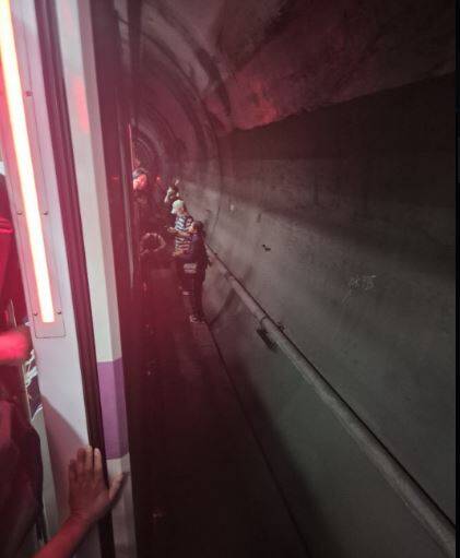 乘客們從車廂逃離。（圖擷取自 X ）
