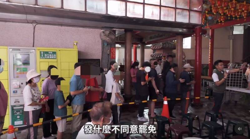 新竹市文雅里里長朱毅表示，昨日早上里內端午節活動，鄭正鈐委員並未事前知會或取得主辦單位同意，帶其幕僚團隊來到現場，並在活動菖蒲花束的發放動線上發放反罷免文宣，基於主辦單位立場與守住行政中立的底線，他便將鄭本人與其團隊趕出去。（圖擷取自 Threads ）