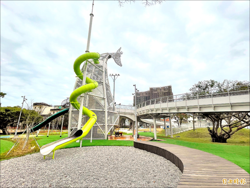 桃園市首批七座特色公園已完工，頗受好評，市府推動第二批特色公園計畫。圖為八德楓樹腳公園高達16公尺的長頸鹿遊具。（記者謝武雄攝）