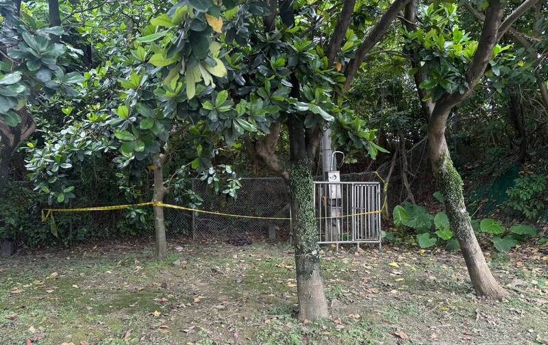 鄭姓老翁被民眾發現在坐公園邊坡一動也不動，警消獲報趕抵後，發現鄭翁已明顯死亡，隨即封鎖現場調查。（記者陸運鋒翻攝）