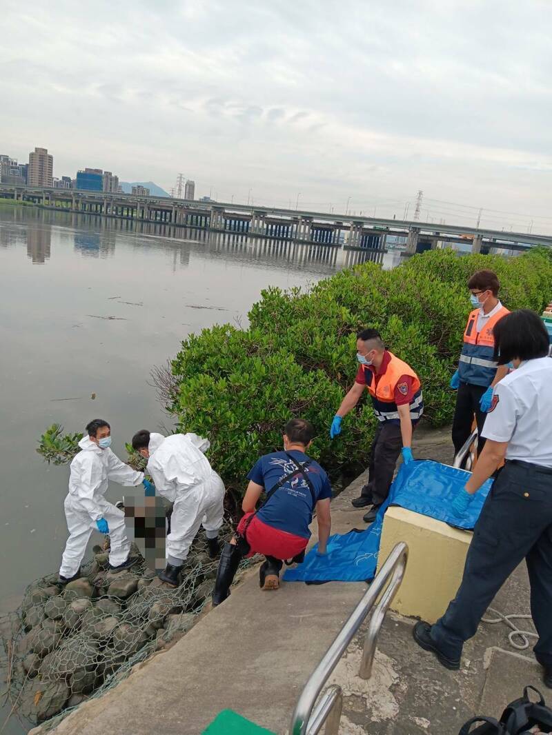 消防員協助將遺體打撈上岸。（記者王冠仁翻攝）