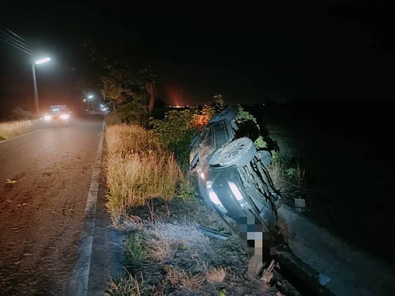 李姓男子駕車自撞路樹後衝入溝渠。（朴子警分局提供）