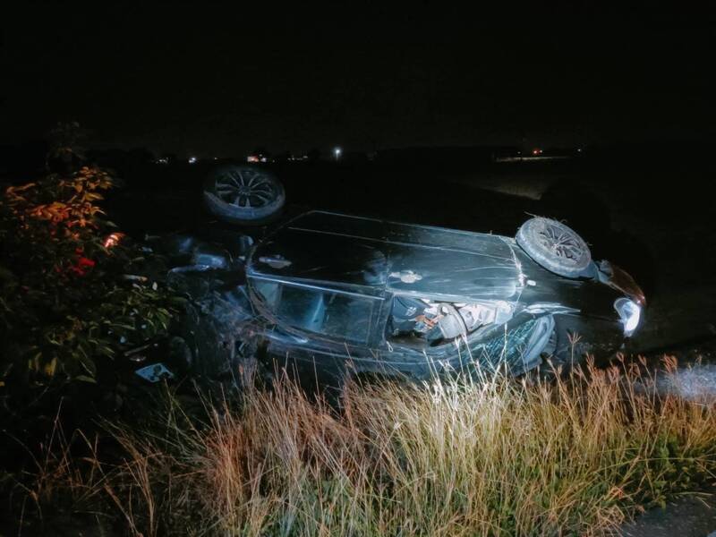 李姓男子駕車自撞路樹後衝入溝渠，被救出已沒有生命跡象。（朴子警分局提供）