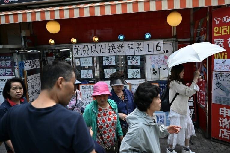 南韓首爾大林洞的華人聚居區，一家手機店的中文招牌格外醒目。隨著南韓大選臨近，反中情緒在社會上蔓延，對當地的華裔社群造成壓力。（法新社）