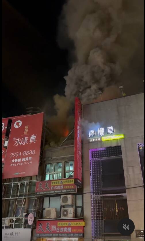 新北市板橋後站一間燒烤店今晚突然失火，竄出濃濃黑煙，火勢猛烈。（翻攝threads「s.yin.h」）