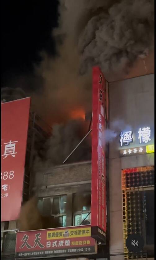 新北市板橋後站一間燒烤店今晚突然失火，竄出濃濃黑煙，火勢猛烈。（翻攝threads「s.yin.h」）
