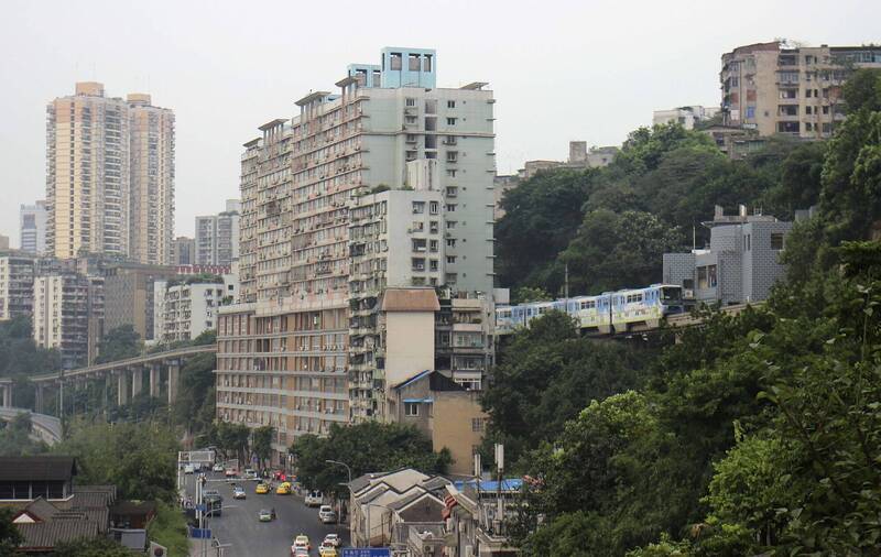 中國各城市爭相興建地鐵，已被指為投資浪費，全國至少仍有26個城市的地鐵陷入虧損，圖為重慶地鐵的畫面。（路透）