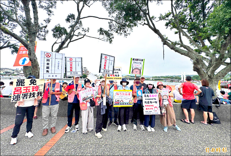 「女力護國計畫」在端午連假3天期間前往龍潭大池支援桃五罷團,力拚二階連署書達標130%安全門檻。(記者李容萍攝) 「女力護國計畫」在端午連假3天期間前往龍潭大池支援桃五罷團,力拚二階連署書達標130%安全門檻。(記者李容萍攝)