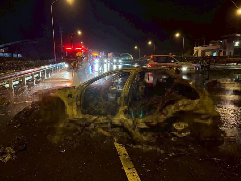 車子燒到面目全非，25歲駕駛林男噴飛車道慘死！ （高市消防局提供）