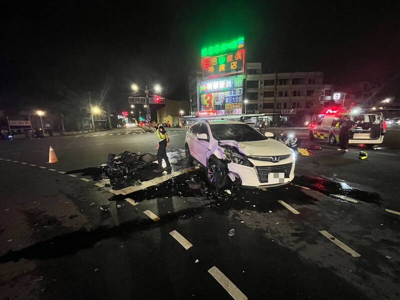 重型機車與休旅車事故，騎士送醫宣告不治。（讀者提供）