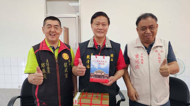 岡山壽天宮主委戴清福(中)、旗山天后宮主委葉冠億(右)和鳳山龍成宮主委鄭振成(左)昨日齊聚壽天宮,共商三山媽祖平安祈福遶境活動相關事宜。(岡山壽天宮提供) 岡山壽天宮主委戴清福(中)、旗山天后宮主委葉冠億(右)和鳳山龍成宮主委鄭振成(左)昨日齊聚壽天宮,共商三山媽祖平安祈福遶境活動相關事宜。(岡山壽天宮提供)