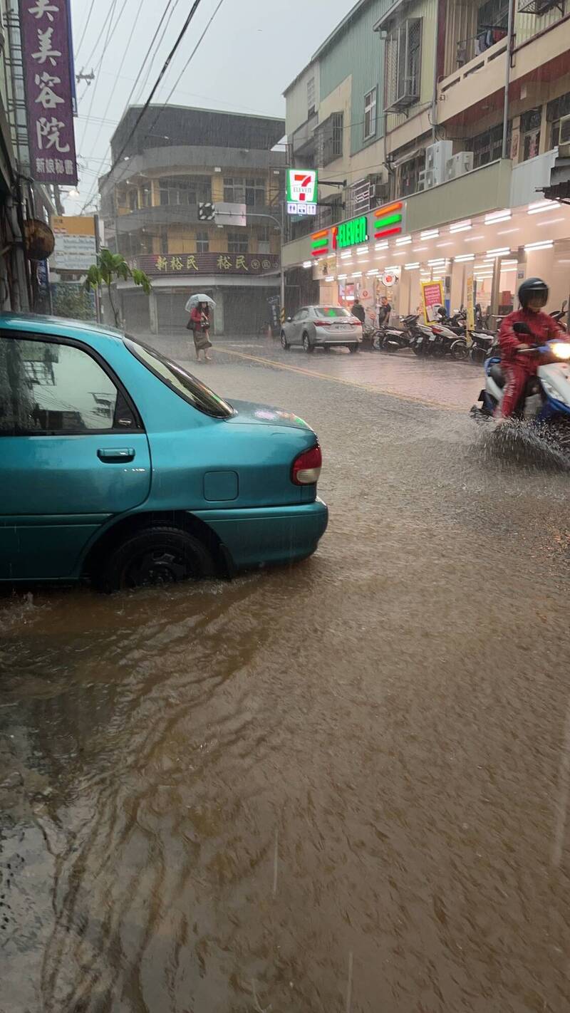 台中市神岡區神清路地勢低窪,每逢豪雨即積水成災。(民眾提供) 台中市神岡區神清路地勢低窪,每逢豪雨即積水成災。(民眾提供)