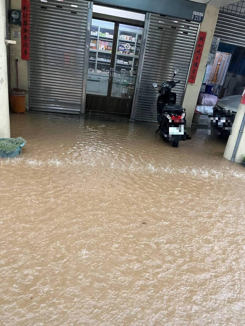 台中市神岡區神清路地勢低窪,每逢豪雨即積水成災。(民眾提供) 台中市神岡區神清路地勢低窪,每逢豪雨即積水成災。(民眾提供)