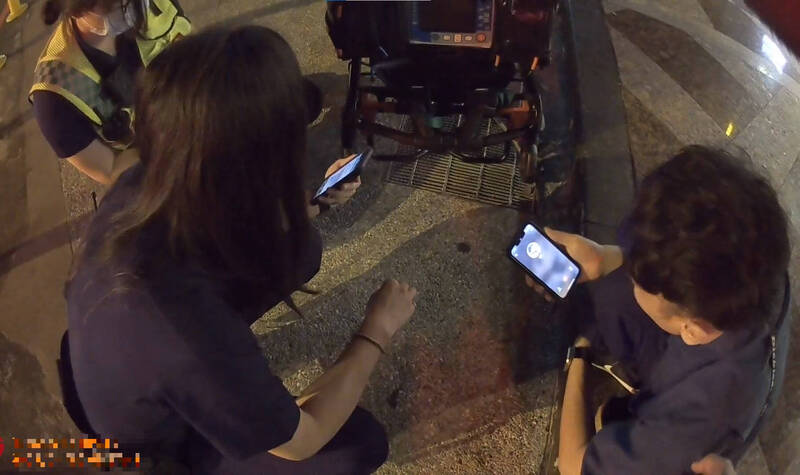 員警喚醒王男,他迷迷糊糊地問:「我不是在台北嗎?」(警方提供) 員警喚醒王男,他迷迷糊糊地問:「我不是在台北嗎?」(警方提供)