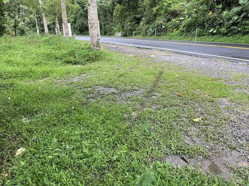 現場有車輛滑行痕跡。(民眾提供) 現場有車輛滑行痕跡。(民眾提供)