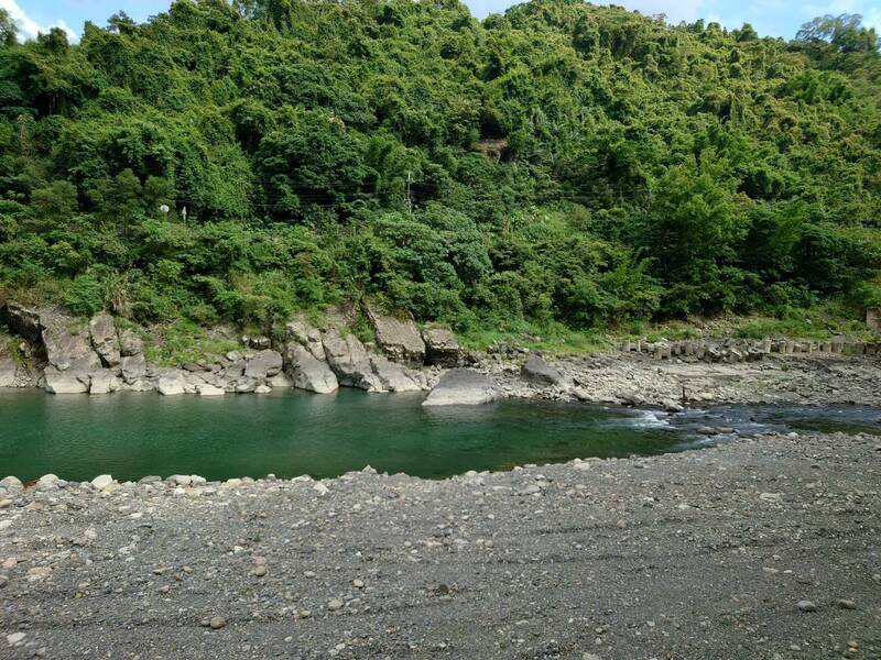 陳男與友人在新北市上龜山橋下方釣魚時，疑因失足不慎掉落至3公尺深南勢溪，警消將陳男救起時已失去呼吸心跳，緊急送往醫院搶救。（記者陸運鋒翻攝）