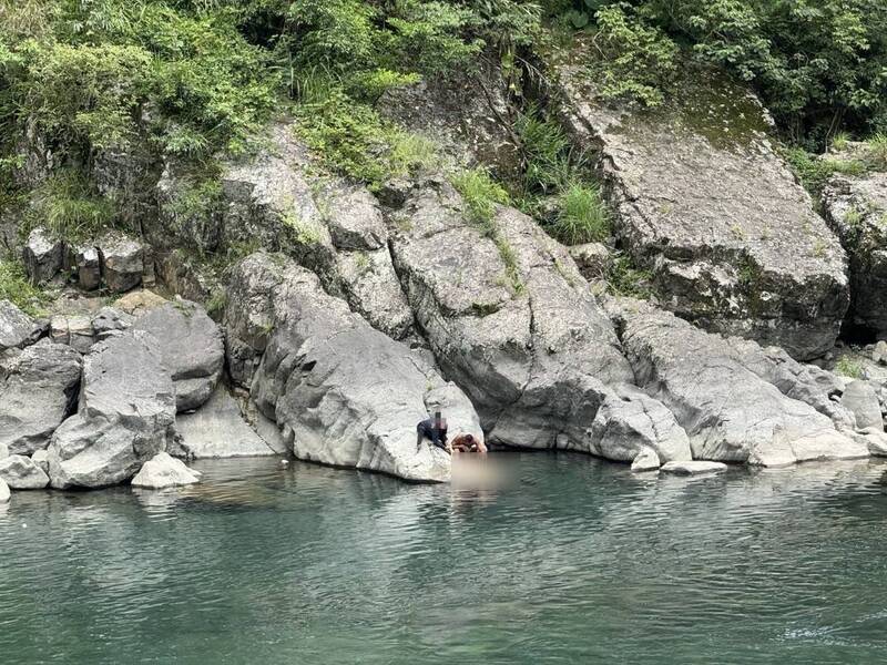 陳男與潘姓同事釣魚時，疑因失足不慎掉落至3公尺深的水中，緊急送往醫院搶救仍宣告不治。（記者陸運鋒翻攝）