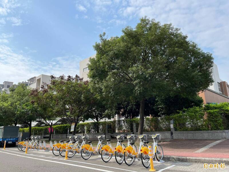 新竹縣政府在多所學校周邊設置公共自行車站點，方便學生通勤及社區居民使用。（記者廖雪茹攝）