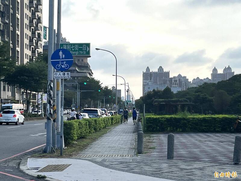 新竹縣政府視實際路況,設置行人與自行車的相關標誌與提醒設施。(記者廖雪茹攝) 新竹縣政府視實際路況,設置行人與自行車的相關標誌與提醒設施。(記者廖雪茹攝)