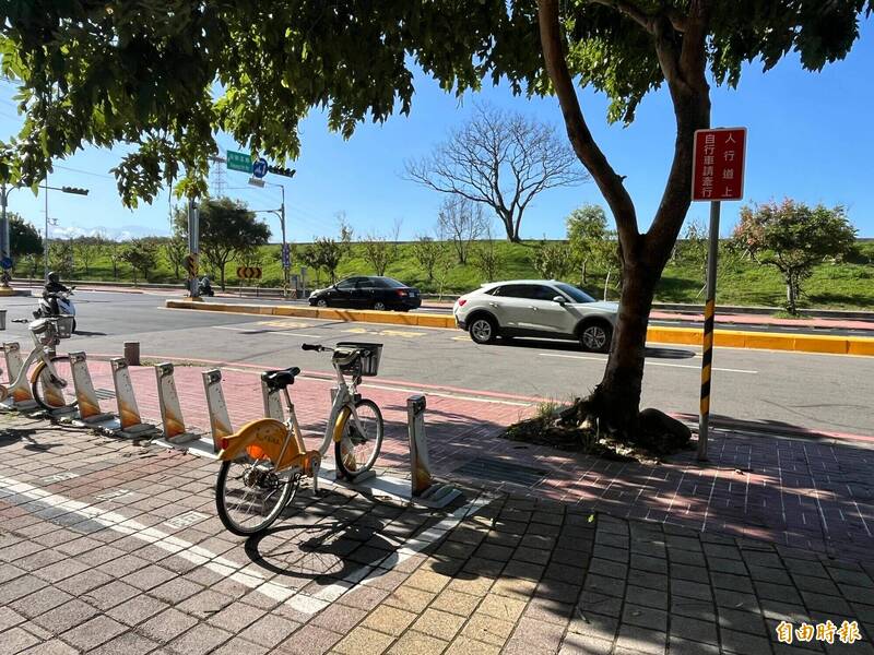 新竹縣政府視實際路況,設置行人與自行車的相關標誌與提醒設施。(記者廖雪茹攝) 新竹縣政府視實際路況,設置行人與自行車的相關標誌與提醒設施。(記者廖雪茹攝)