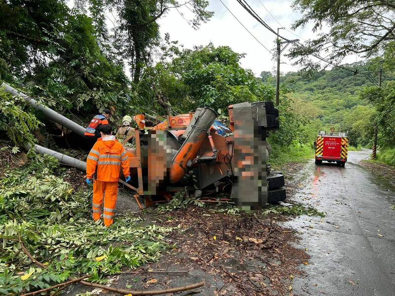 白河山區今傳預拌混凝土車翻覆，56歲尤姓駕駛受困駕駛座，經調來大型吊車協助，尤男脫困時已明顯死亡，詳細肇事原因仍需調查。（圖由民眾提供）