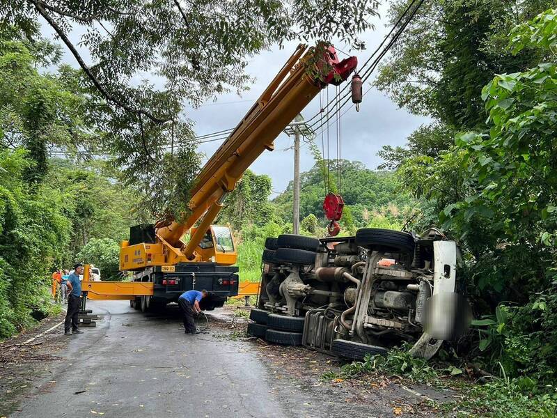 白河山區今傳預拌混凝土車翻覆，56歲尤姓駕駛受困駕駛座，經調來大型吊車協助，尤男脫困時已明顯死亡，詳細肇事原因仍需調查。（圖由民眾提供）