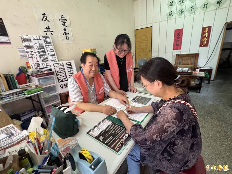 桃園市平鎮區廣達街「罷免呂玉玲」的桃五固定收件站，拚安全門檻達標仍持續收件。（記者李容萍攝）