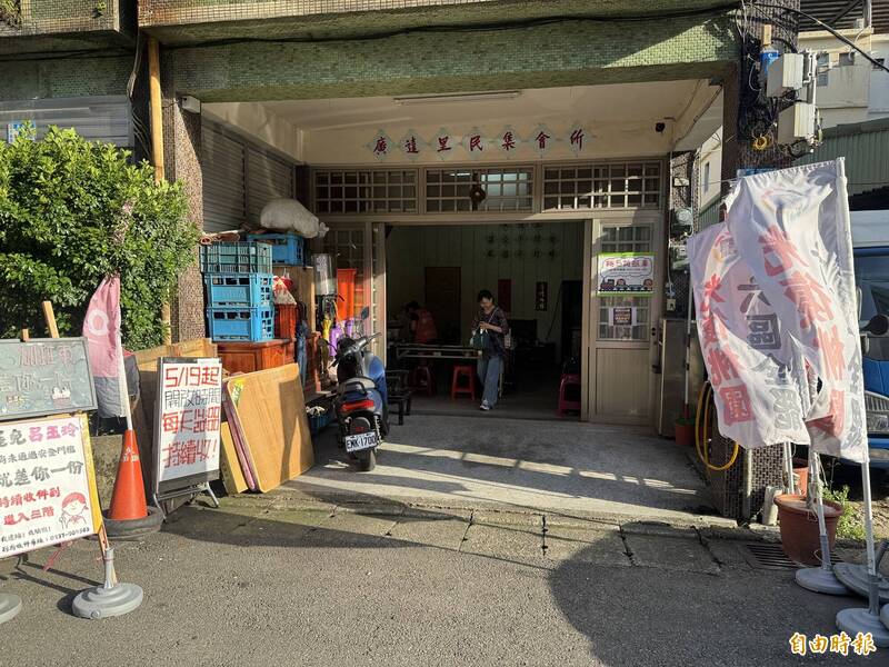 桃園市平鎮區廣達街「罷免呂玉玲」的桃五固定收件站，拚安全門檻達標仍持續收件。（記者李容萍攝）