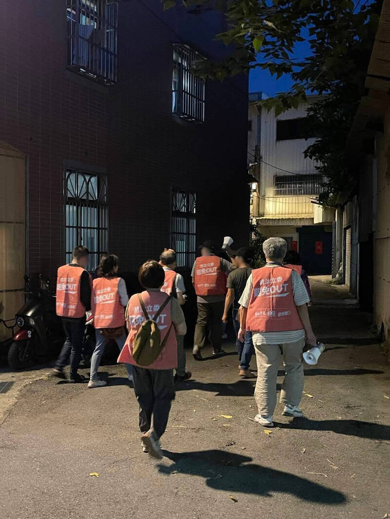 桃園市第六選區「桃六刪邱─罷免邱若華」罷團小蜜蜂，拚二階安全門檻達標仍持續收件。（罷免邱若華罷團提供）