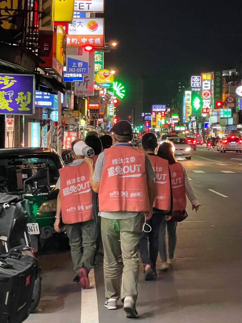 桃園市第六選區「桃六刪邱─罷免邱若華」罷團小蜜蜂，拚二階安全門檻達標仍持續收件。（罷免邱若華罷團提供）