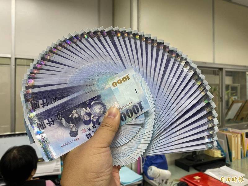 舔手指數錢太噁心！銀行行員崩潰：瞳孔跳得比心電圖還快