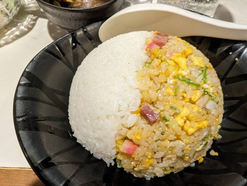 「半份炒飯」成品端上桌,笑翻百萬人。(圖擷取自@TabearukiGurume 社群平台「X」) 「半份炒飯」成品端上桌,笑翻百萬人。(圖擷取自@TabearukiGurume 社群平台「X」)