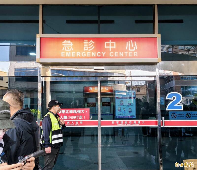 男童被送至童綜合急診救治。(記者張軒哲攝) 男童被送至童綜合急診救治。(記者張軒哲攝)